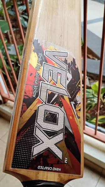 Velox Vanguard English Willow cricket bat close-up